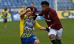 Sparťanský křídelník John Mercado se snaží dostat přes zlínského Michala Fukalu.