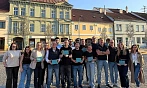 Tým olomouckého startupu Kardi Ai. V rukou mají krabičky s přístrojem na měření...