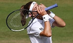 Karolína Muchová se raduje z postupu do finále Wimbledonu.