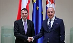 Ministr zahraničí Petr Macinka se svým protějškem Gordanem Grličem-Radmanem na...
