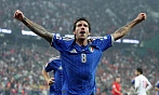 Italský záložník Sandro Tonali oslavuje gól.