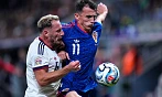 Český obránce Vladimír Coufal v souboji s Ante Budimirem z Chorvatska