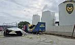 V průmyslovém areálu v Otrokovicích se utrhlo víko jedné z velkých nádrží. (19....