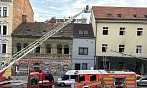 Záchranáři zasahují u zřícené budovy v aténské turistické čtvrti Plaka, kde si...