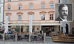 Sigmund Freud (ve výřezu jeho fotografie z přelomu 19. a 20. století) si v...
