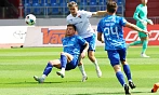 Ostravský stoper Karel Pojezný se snaží dostat k míči přes padajícího kapitána...