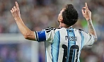Lionel Messi slaví druhý gól proti Alžírsku na mistrovství světa.