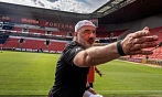 Trenér Slavie Jindřích Trpišovský se podepisuje dětským fanouškům v Edenu.