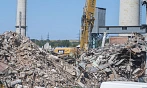 Ve Zlíně pokračuje bourání torza vyhořelé budovy 34. Co bude s hromadami sutin,...