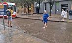 Centrum Brna překvapil přívalový déšť a kroupy