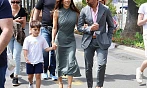 Eva Longoria s manželem a synem Santiagem v Cannes (2026)