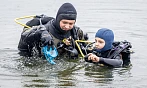 Desítky potápěčů čistily dno jablonecké přehrady.(13. září 2026)