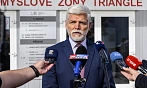 Prezident Petr Pavel hovoří s novináři při návštěvě v průmyslové zóně Triangle...