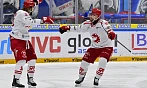 Hráči Třince slaví vítězný gól na ledě Komety Brno.