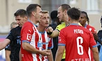 Rozhodčí Lukáš Nehasil v diskusi s hráči Zbrojovky Brno po udělení červené...