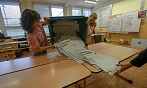 Vysypávání volební urny ve 13. ZŠ v Plzni (4. října 2025)