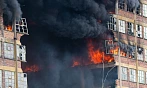 Ve Zlíně se zřítila další, západní část hořící budovy v někdejším baťovském...