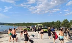 Záchranáři oživují ženu na jezeře Most. Jejich výjezd z minulého týdne byl...