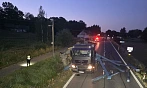 Kamion převážející bagr a ocelové nosníky havaroval krátce po čtvrté hodině...