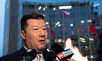 Tisková konference před hotelem v Pekingu, kam Tomio Okamura dorazil letadlem....