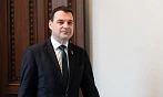 Ministr zahraničí Petr Macinka (Motoristé) přichází na jednání vlády. Ta má na...