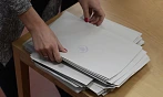Začalo sčítání sněmovních voleb, účast místy sahala k 70 procentům. (9. října...