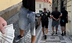 Ruličkáři v centru Prahy okrádali turisty falešnou směnou. Policie zadržela i...
