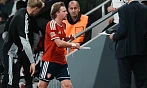 Český útočník Pavel Šulc opouští hřiště po červené kartě v zápase s Anglií.