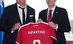 Prezident FIFA Gianni Infantino pózuje s předsedou FAČR Davidem Trundou.