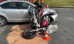 U Českého Brodu se střetl motorkář s osobním vozem. (25. srpna 2026)