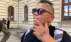 Kontroverzní plzeňská postava Michal Maxa před budovou Okresního soudu...
