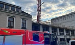 Opilý muž vyšplhal na jeřáb a odmítal jej opustit. (18. srpna 2026)