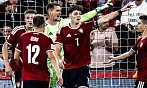 Český kapitán Krejčí diriguje obranu v zápase s Anglií.
