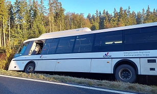 U Horního Kramolína havaroval autobus. Dva lidé utrpěli zranění. (29. října...