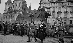 Neurath v metropoli. Staří nacisté aristokrata von Neuratha nesnášeli,...