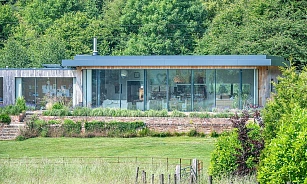 Architekti pracovali s horizontálními liniemi domu. Stavba je rozprostřená do...