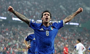 Italský záložník Sandro Tonali oslavuje gól.