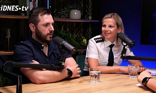 Jihočeská policejní mluvčí Lenka Krausová a její kolega policejní komisař David...