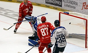 Útočník třineckých Ocelářů Libor Hudáček dává šestý gól svého mužstva, což za...