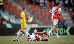 Tomáš Chorý ze Slavie leží v zápase s Hradcem Králové.