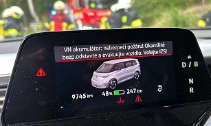 „Nebezpečí požáru! Okamžitě bezpečně odstavte a evakuujte vozidlo. Volejte...
