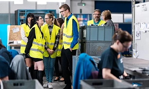 Studenti z Integrované střední školy ve Vysokém nad Jizerou pomohli se...