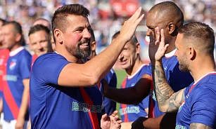 Milan Baroš se zdraví se spoluhráči.