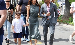 Eva Longoria s manželem a synem Santiagem v Cannes (2026)