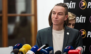 Tisková konference poslaneckého klubu Pirátů. Na snímku u mikrofonu Adam...