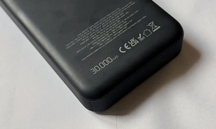 Powerbanka, která zažehla spor mezi cestujícím a obsluhou letiště. (31....