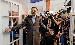 Volební štáb na Malostranském náměstí v Praze (Starostové). Na snímku Vít...