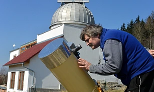Jaroslav Jašek pozoruje částečné zatmění Slunce před svou observatoří v...