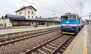 Památkově chráněná budova železničního nádraží v Jaroměři už po opravě slouží....