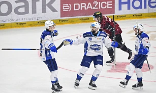 Hráči Komety se radují ze vstřeleného gólu proti Spartě.